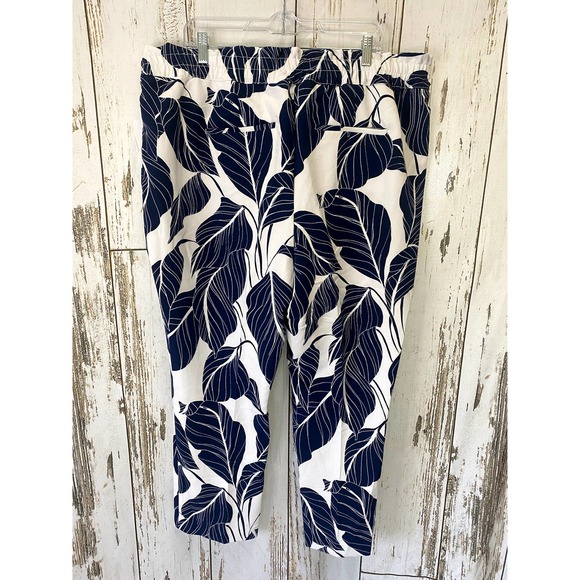 Liz Claiborne White And Navy Tropical Print Pants - Picture 2 of 3